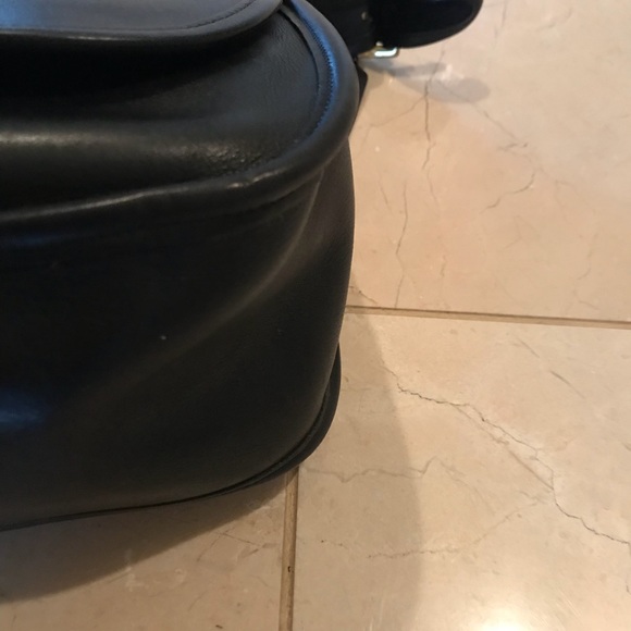 Black cross body Coach bag with gold hardware - Picture 5 of 7